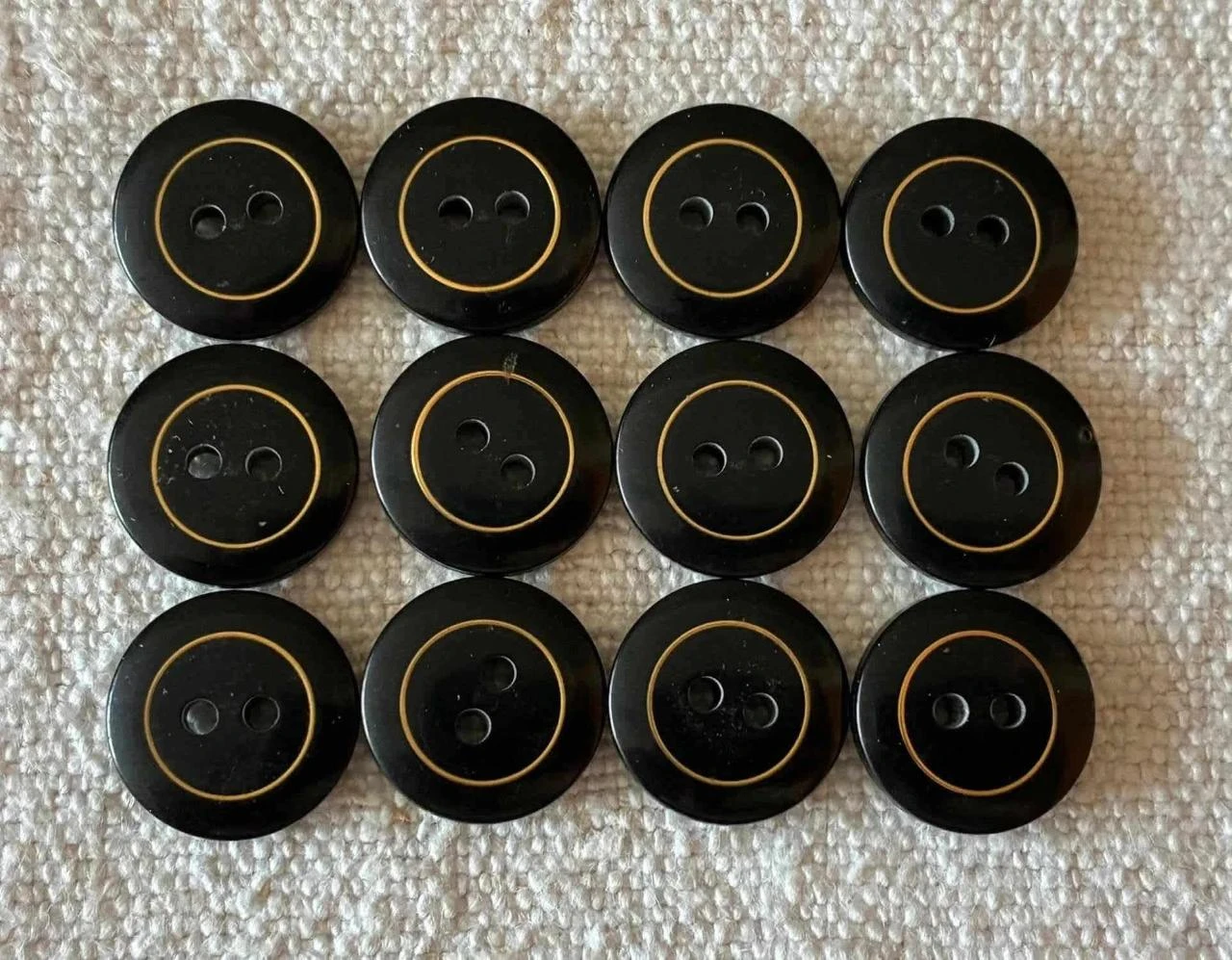 Conjunto de 12 Botões Vintage Pretos com Detalhe Dourado – 15mm